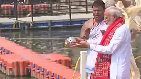 गंगा में पीएम मोदी