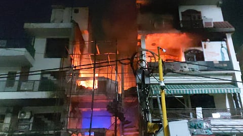 दिल्ली के अस्पताल में लगी भीषण आग