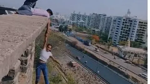 आसमान में लटकती लड़की