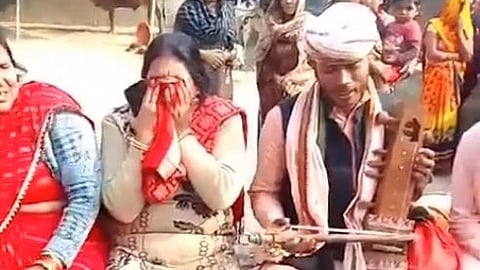 తల్లి కోసం సత్రంగి ఆడుతున్న పింకు