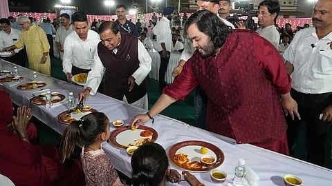 కుమారుడితో ముఖేష్ అంబానీ