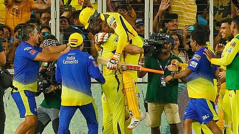 సాక్షి భాబీ తర్వాత, ధోనీ భాయ్ నన్నే ఇలా ఎత్తుకున్నారు అనిపిస్తుంది - "జడేజా!