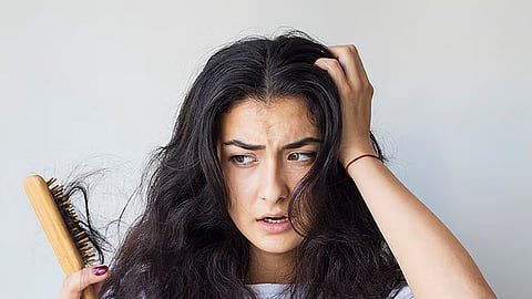 డాక్టర్ వికటన్: మెనోపాజ్; గుప్పెడు జుట్టు రాలడం...అరికట్టవచ్చా?