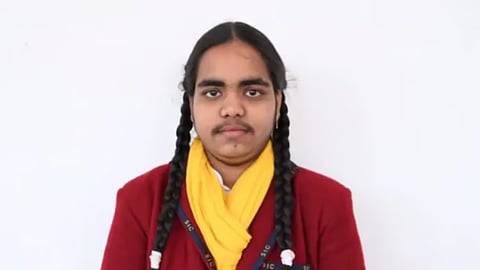 ఉత్తరప్రదేశ్: 10వ తరగతిలో టాపర్గా నిలిచిన విద్యార్థిని రూపాన్ని నెటిజన్లు ట్రోల్ చేస్తున్నారు!