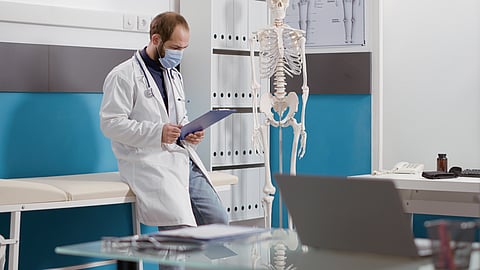 Orthopaedic Surgeon Warns Against Dangers of Unsupervised Gymming