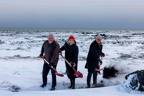 The first sod at the groundbreaking ceremony was turned by Sigurður Ingi Jóhannsson, Iceland's Minister of Infrastructure, Guðrún Hafsteinsdóttir, Minister of Justice, together with Hreiðar Hreiðarsson, Head of Aquaculture at GeoSalmo.