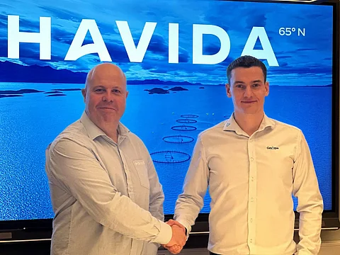 Havida CEO Tomas Sund and GroAqua CEO Suni Justinussen shake hands on the deal that sees the two aquatech companies joining forces.