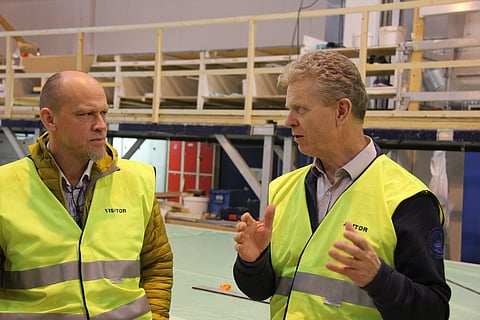 "The Egg" is being constructed at Herde Kompositt in Ølve. Here, Cato Lyngøy is in conversation with Krister Hoaas, regional manager of aquaculture in the West.