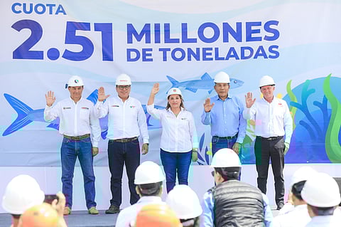 President of Peru, Dina Boluarte (center), and Minister of Production, Sergio González (second from left) at the Exalmar fishing processing plant in Callao.