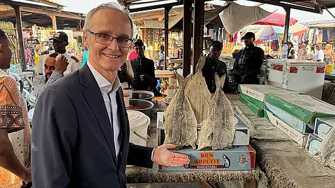 Ambassador Odd Mølster with Norwegian cuttlefish at an outdoor market in Kinshasa, DRC Congo