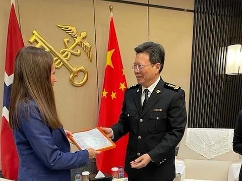 Norwegian Minister of Fisheries and Oceans, Marianne Sivertsen Næss, and Chinese Minister of Customs and Veterinary Authorities, Yu Jianhua.