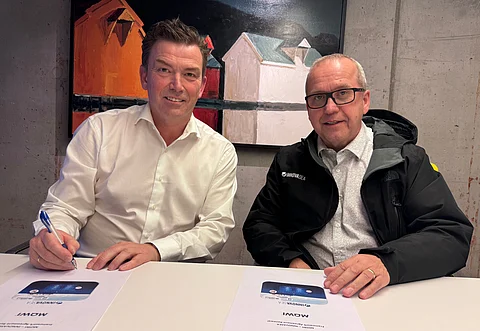 Innovasea VP Tim Stone and Mowi’s Group IT Manager of Feed and Farming, Arnt Mjøen, signing the global agreement.