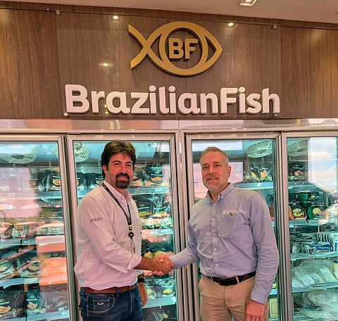 Ramon Amaral, CEO of Brazilian Fish, and John Buchanan, CEO of the Center for Aquaculture Technologies, sign a strategic agreement for the genetic improvement of tilapia in Brazil.
