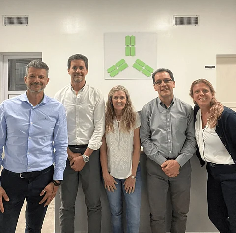 Members of HIPRA and LLAMAS Laboratorios.