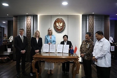 Australian and Indonesian delegations after signing the joint statement.