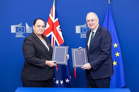 Pamela Maru, Secretary for the Ministry of Marine Resources of the Cook Islands and Costas Kadis, European Commissioner for Fisheries and Oceans, sign the new Implementing Protocol to the Sustainable Fisheries partnership Agreement.