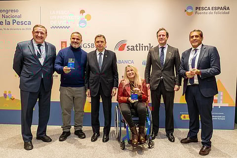 From left to right: Julio Morón, Vice President of Pesca España; the renowned chef Ángel León; Luis Planas, Minister of Agriculture, Fisheries, and Food; Paralympic fencer Gema Hassen-Bey; Javier Garat, President of Pesca España; and Antonio Nieto, Manager of Pesca España.