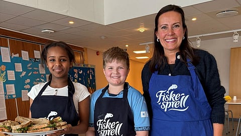 Minister of Fisheries and Oceans Marianne Sivertsen Næss, together with students Hasset Michel and Aksel Arnesen.