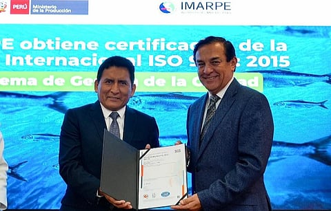 Peru's Minister of Production, César Quispe Luján, and the Executive President of Imarpe, Rear Admiral Jorge Paz, display the certification after the delivery ceremony.