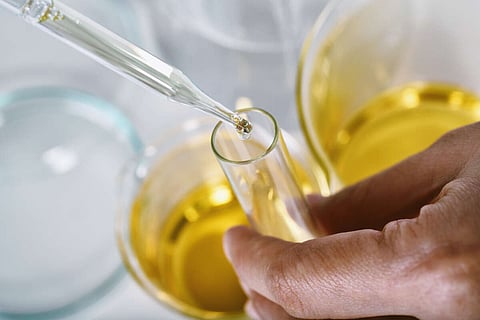Oil dropping, Chemical reagent mixing, Laboratory and science experiments, Formulating the chemical for medical research, Quality control of petroleum industry products concept.