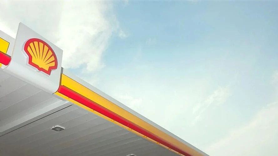 Retail station canopy with Shell logo