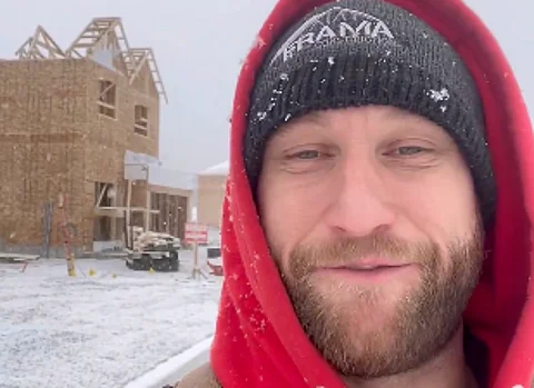A French Canadian construction worker makes a video about a Canada - U.S. merger