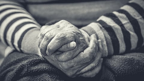 স্নায়বিক অবক্ষয় জনিত অসুখে আক্রান্ত রুগির প্রতি পরিচর্যাকারীর যত্ন ও তাঁর নিজের যত্ন