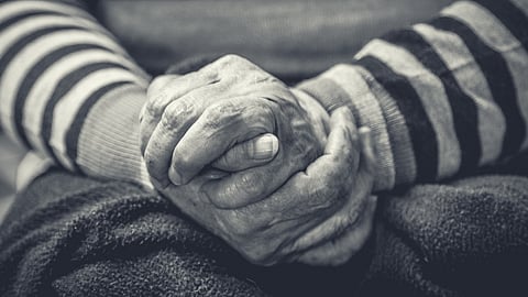 আপনার ঘরের দোরগোড়ায় যখন হাজির অ্যালঝাইমার্স নামক অসুখটি