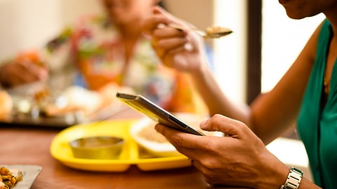 ঘুমানোর সময়ে বৈদ্যুতিন যন্ত্র ব্যবহার করা কি ঠিক?