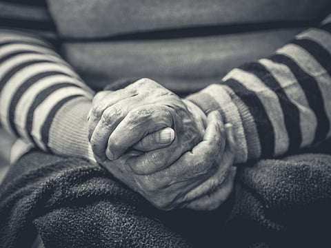 এমন একজনের সাথে কীভাবে কথা বলবেন যার প্রিয়জন আত্মহত্যা করেছে