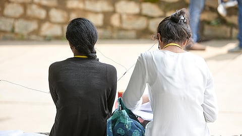 আপনার টিনেজার মেয়ের মানসিক সুস্থতায় কোন কোন বিষয়ের প্রভাব পড়ে