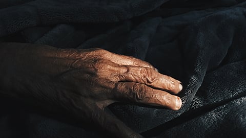 বয়স্কদের উপর নির্যাতন বলতে কী বোঝায়?