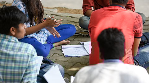 পরীক্ষার মরশুমে আত্মহত্যার লক্ষণগুলি চিহ্নিত করবেন কীভাবে?