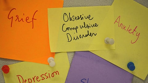 বর্ণনা: রাতে প্রায় তিন ঘণ্টা ধরে মেঝেতে তিনি আঙুলগুলো ঠুকতেন