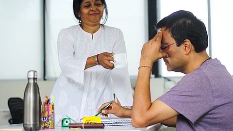 देखभाल करने वालों पर पड़ने वाले बोझ को पहचानें