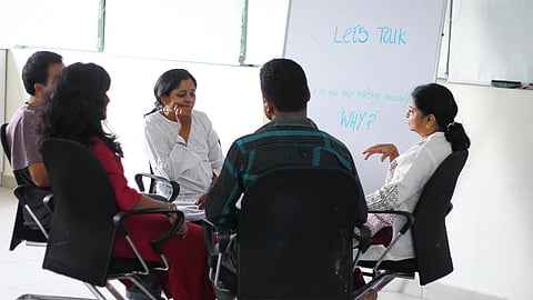 एक स्वस्थ कार्यस्थली का माहौल कैसा होता है?