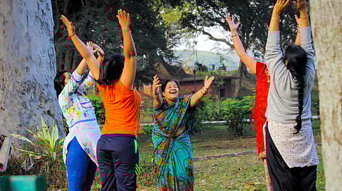 समुदाय का पुनर्निर्माण: उम्मीद के पक्ष में एक तर्क