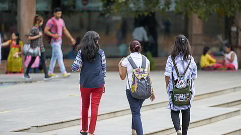 आपकी किशोर बेटी के मानसिक कल्याण को प्रभावित करने वाले कारक