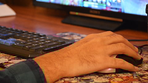 अपने फोन या कंप्यूटर से चिपके रहते हैं? यह बात आप जितना सोचते हैं उससे अधिक गंभीर हो सकती है