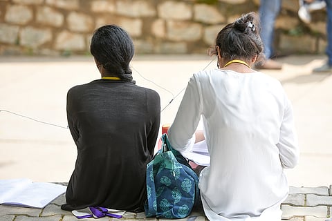 युवावस्था में प्रवेश कर रही मेरी बेटी में कौन से बदलाव आ सकते हैं?