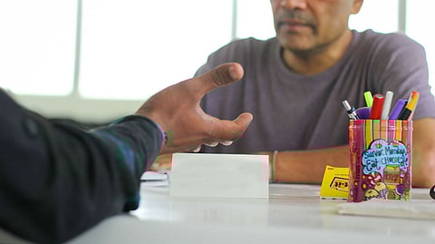 मादक पदार्थ की लत वाले किसी मित्र से बात करना चाहते हैं, लेकिन पता नहीं कि कैसे करें?