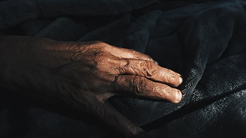 അധിക്ഷേപത്തിനു പാത്രമായിക്കൊണ്ടിരിക്കുന്ന ഒരു മുതിർന്ന വ്യക്തിയെ നിങ്ങൾക്ക് എങ്ങനെ സഹായിക്കുവാൻ കഴിയും?