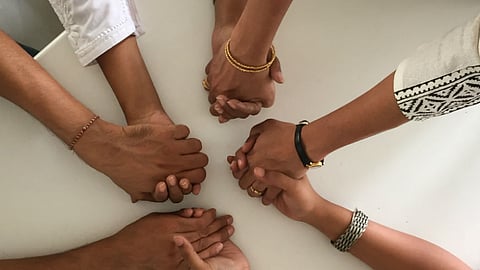 കുടുംബത്തോടും സുഹൃത്തുക്കളോടും ഒപ്പം ദുഃഖിക്കുന്നത്