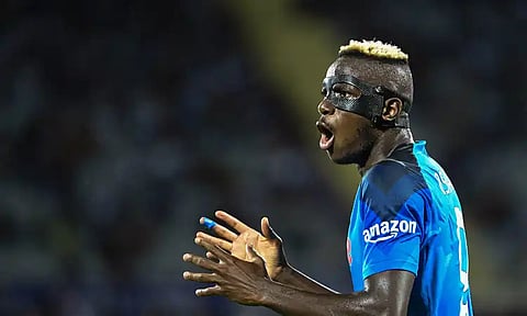 أوسيمين يقود نابولي للتقدم على روما بهدف في قمة الدوري الإيطالي