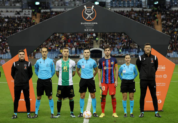 برشلونة يتقدم بهدف على ريال بيتيس بالشوط الأول في كأس السوبر الإسباني