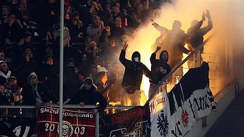 جماهير إينتراخت فرانكفورت تشتبك مع الشرطة قبل مواجهة نابولي في دوري الأبطال