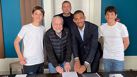 رسميًا.. نابولي يعلن تجديد عقد مدافعه حتى 2025