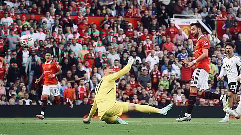 مانشستر يونايتد ينتزع فوزًا ثمينًا من فولهام بثنائية في الدوري الإنجليزي