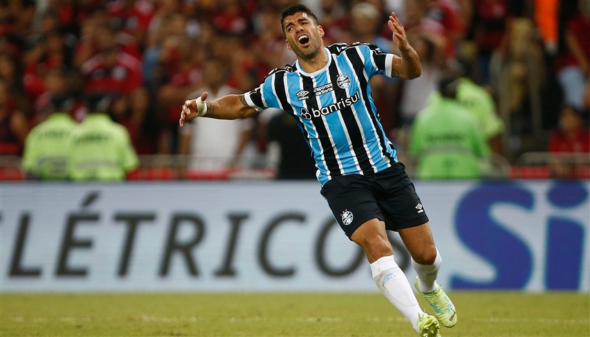 لويس سواريز يطير إلى إسبانيا لعلاج إصابته الخطيرة في الركبة