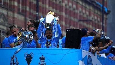 مان سيتي يحتفل بالثلاثية التاريخية في شوارع مانشستر.. صور وفيديو